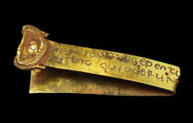incription ancienne sur morceau d'or